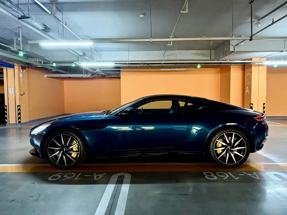 Aston Martin DB11 — миниатюра 14