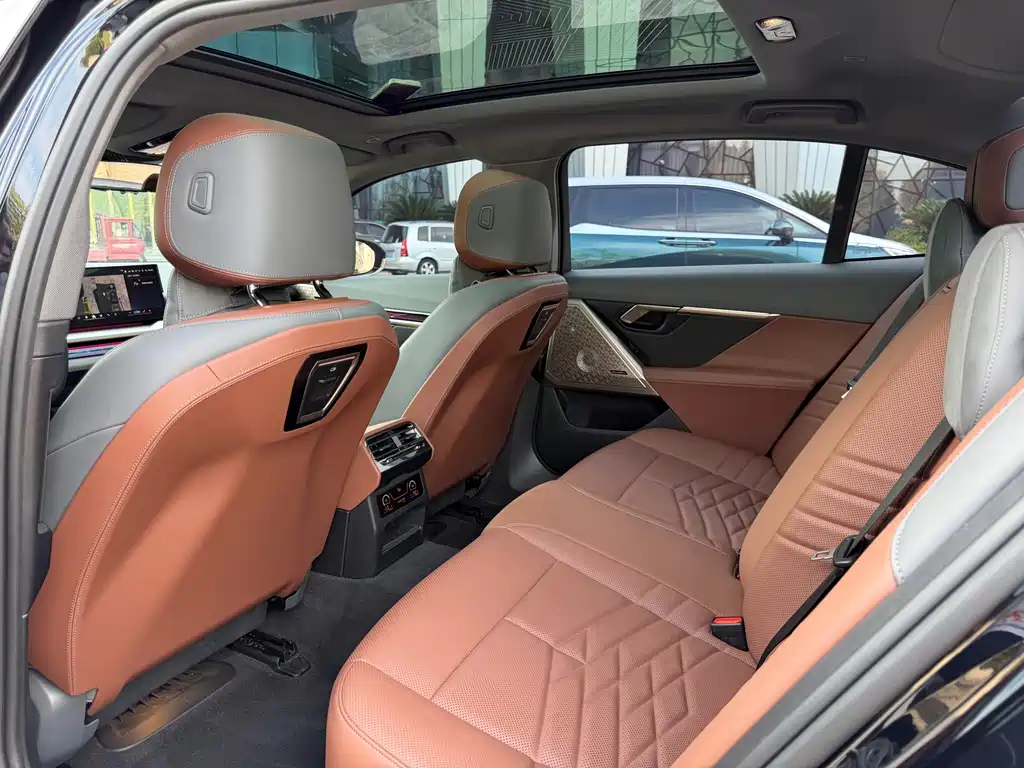 BMW 5 Series — миниатюра 12
