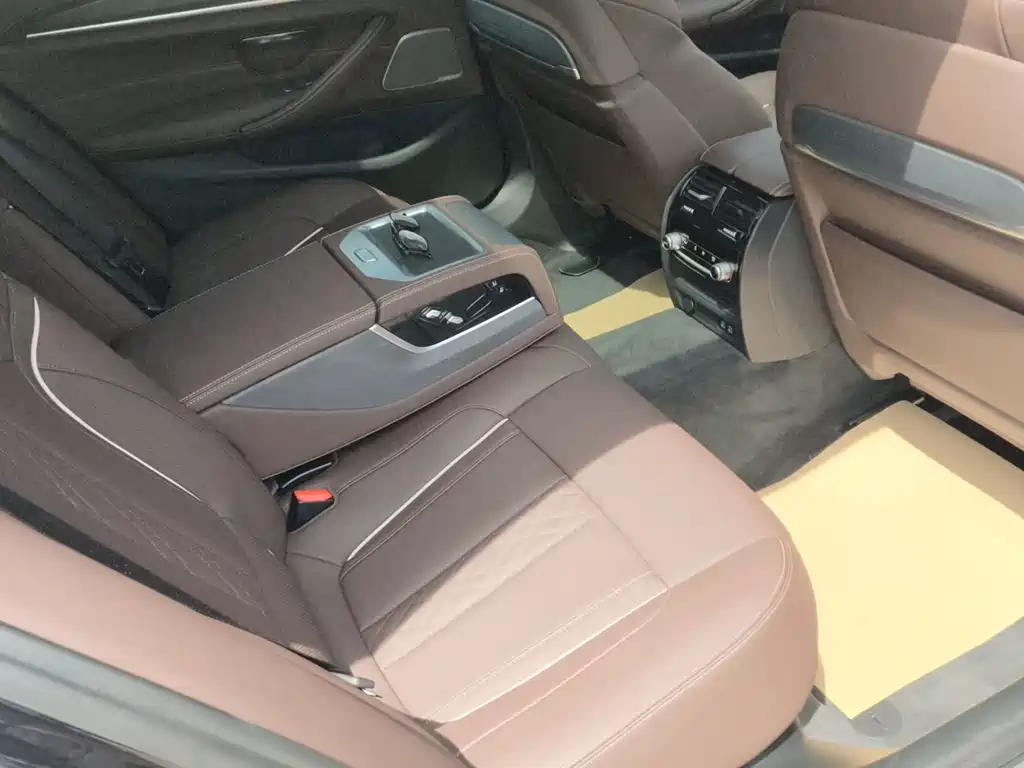 BMW 5 Series — миниатюра 7