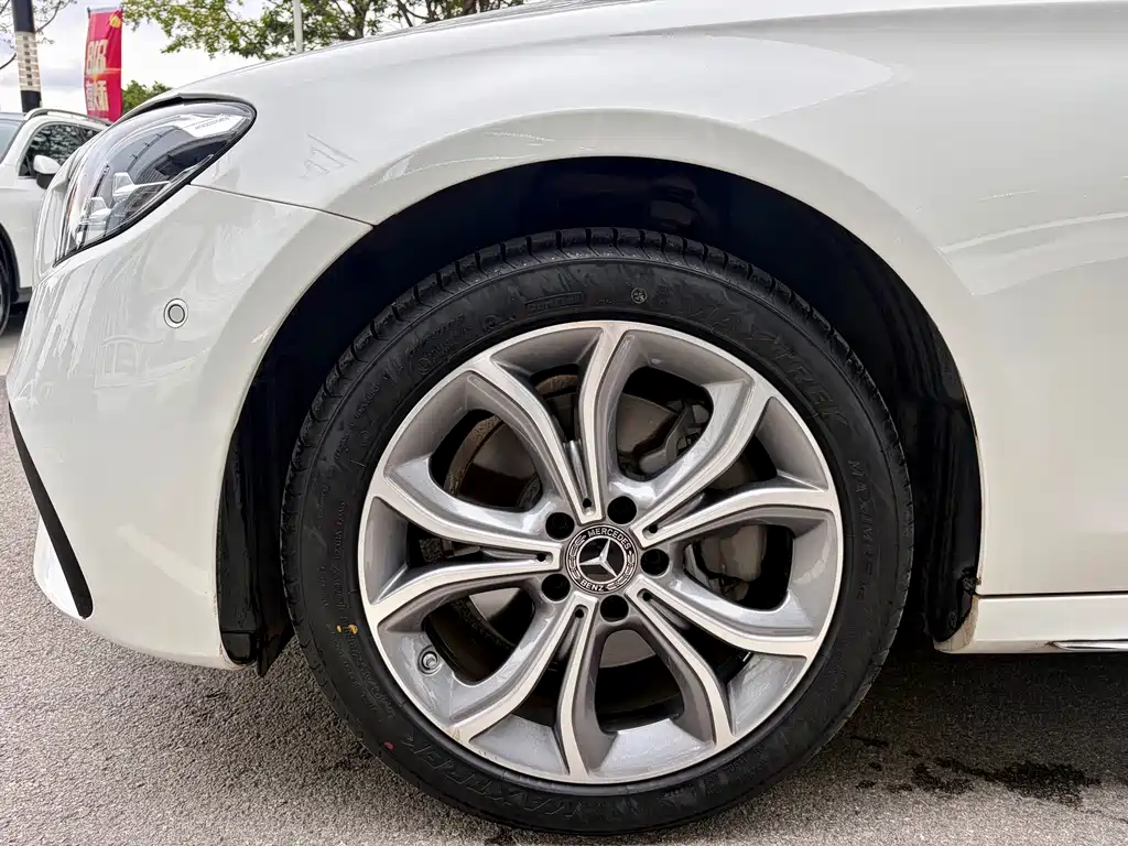 Mercedes-Benz E-Class — миниатюра 7