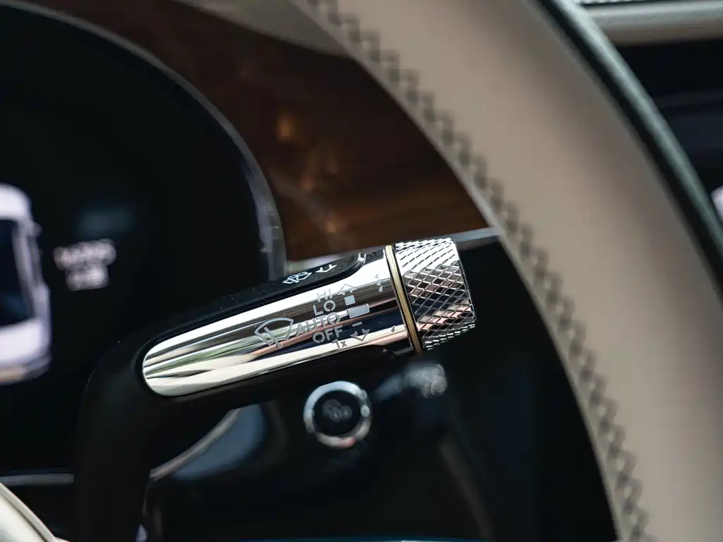 Bentley Flying Spur PHEV — миниатюра 21
