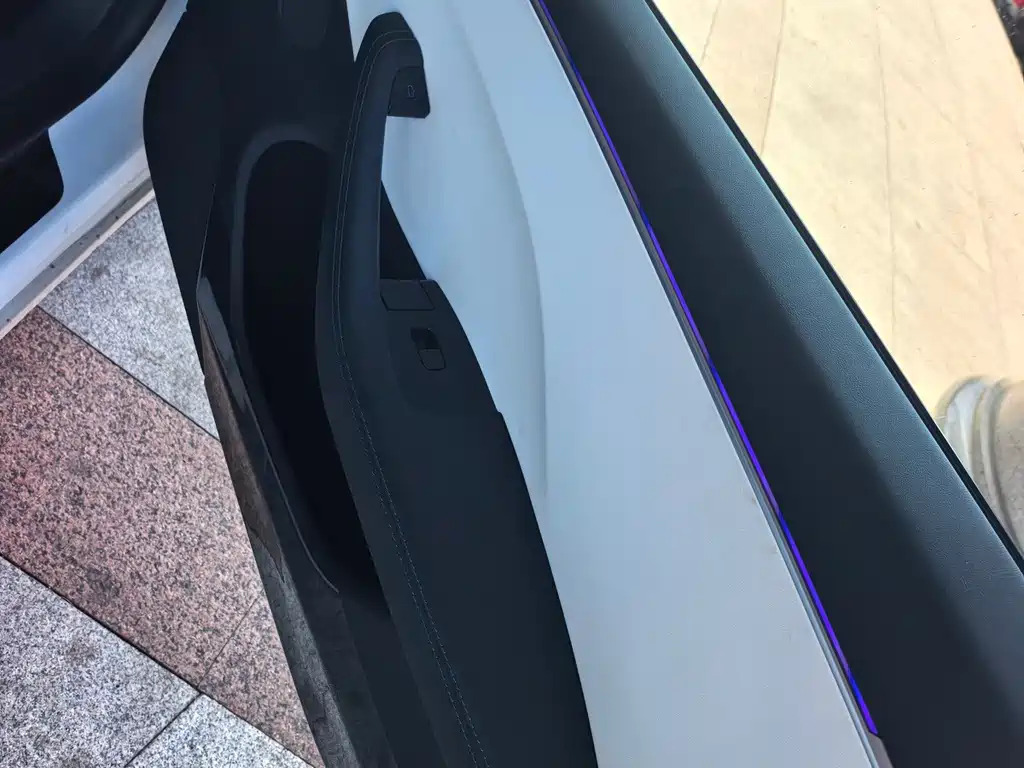 Tesla Model 3 — миниатюра 6