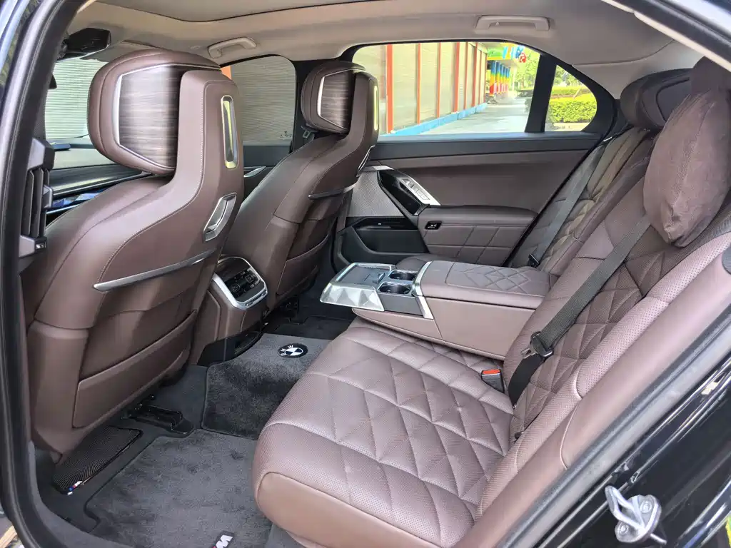 BMW 7 Series — миниатюра 9