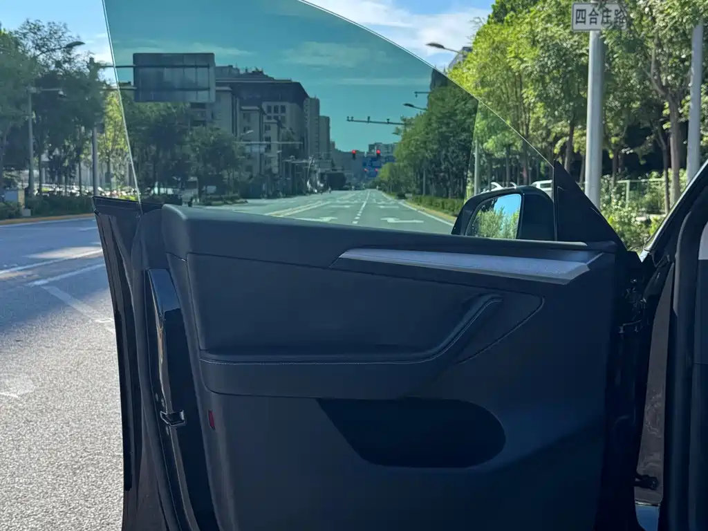 Tesla Model Y — миниатюра 13