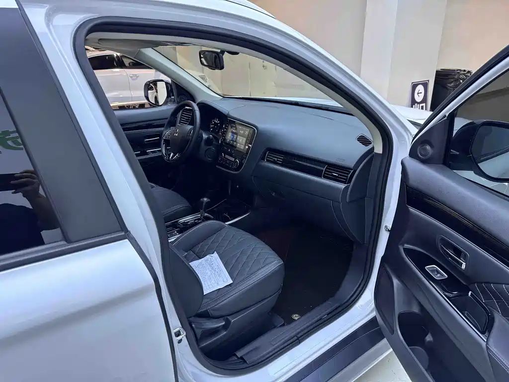 Mitsubishi Outlander — миниатюра 11