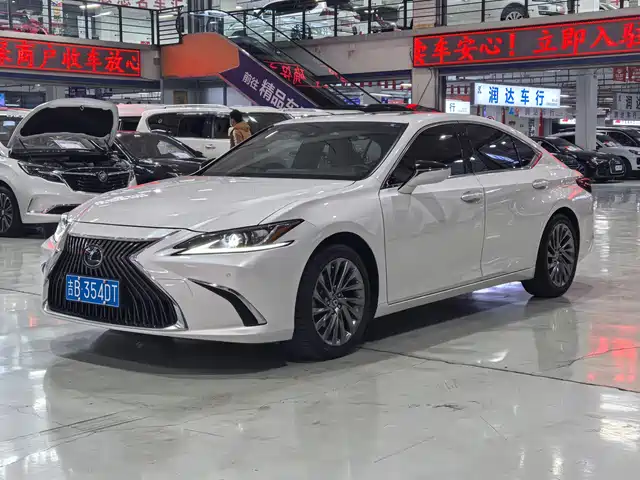 LEXUS ES 2020