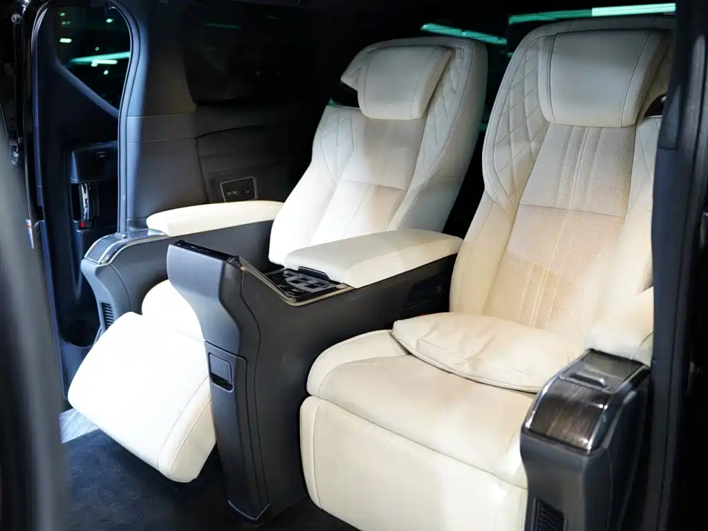 Lexus LM — миниатюра 26