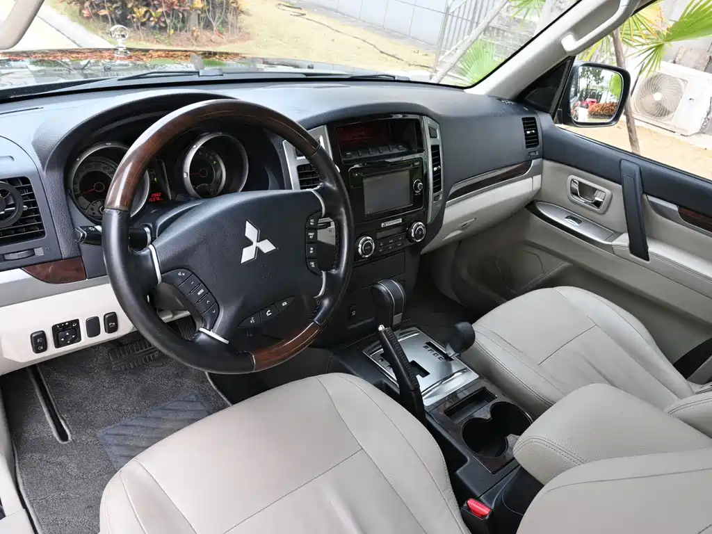 Mitsubishi Pajero (Import) — миниатюра 11
