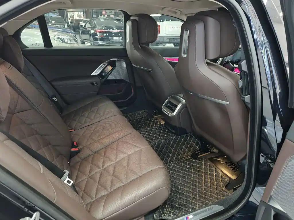 BMW 7 Series — миниатюра 14