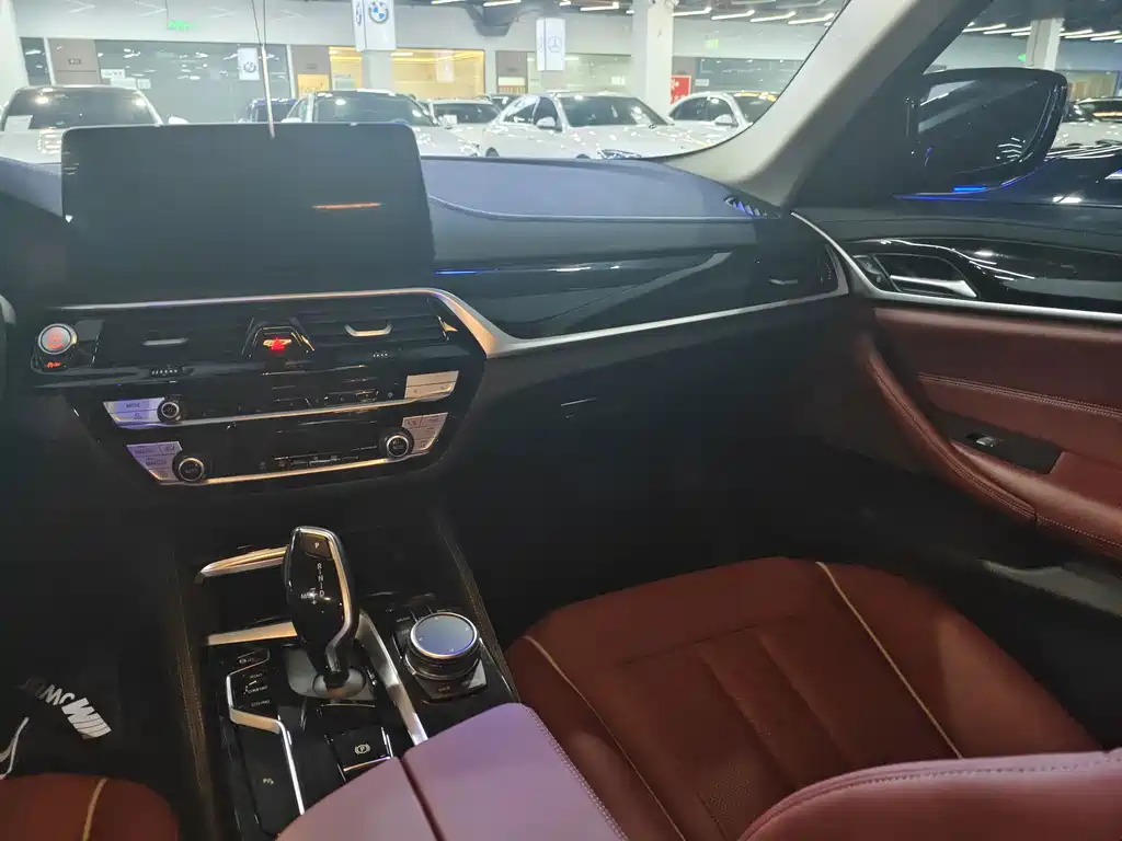 BMW 5 Series — миниатюра 17