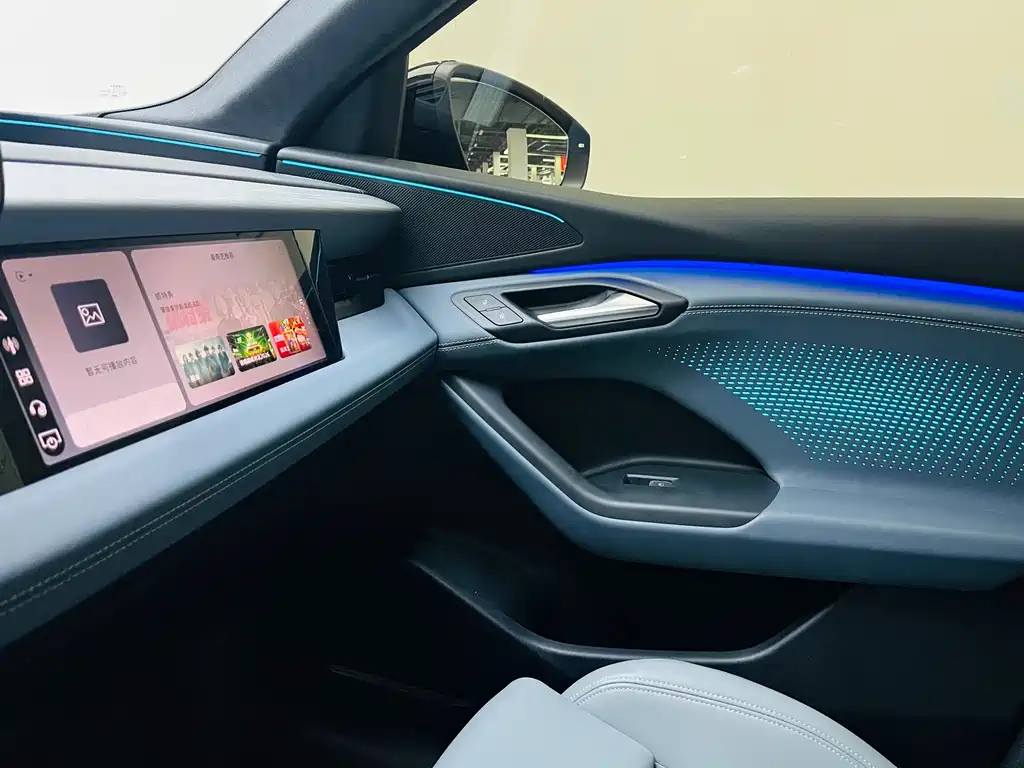 Audi Q6L e-tron — миниатюра 10
