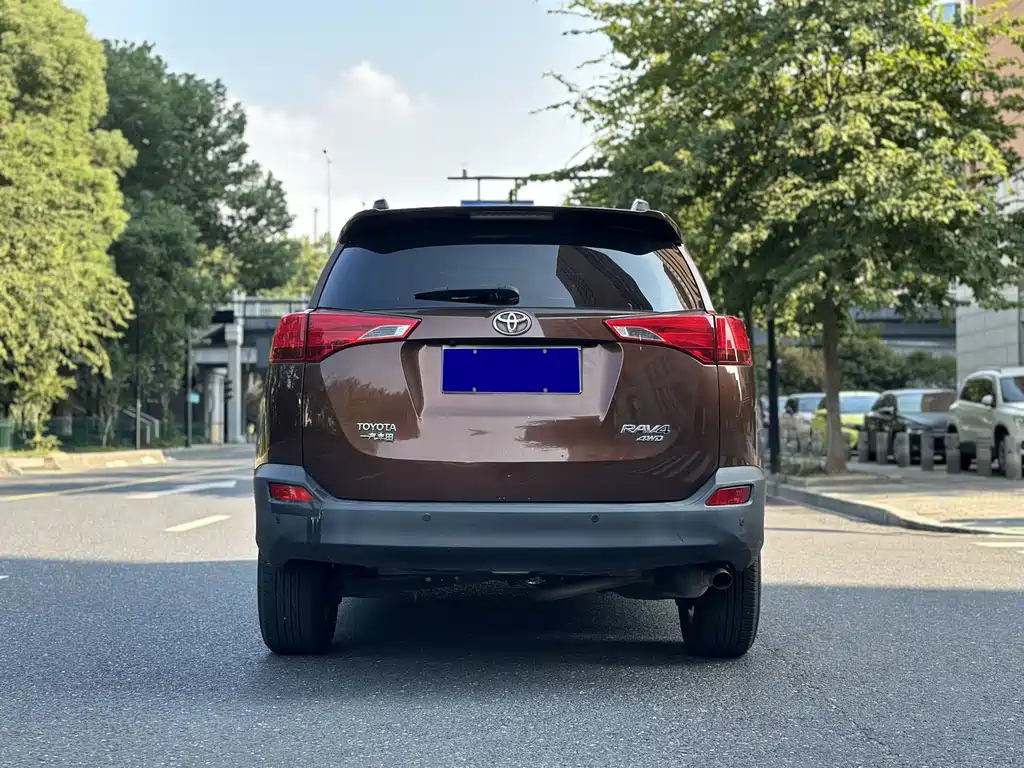 Toyota RAV4 — миниатюра 6