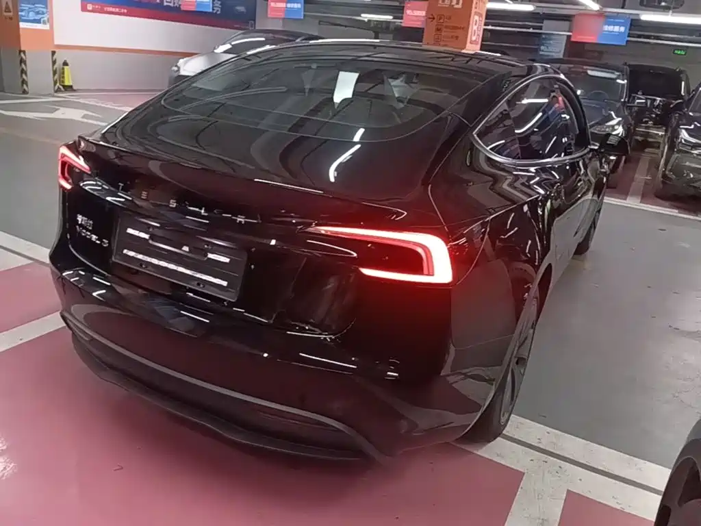 Tesla Model 3 — миниатюра 7