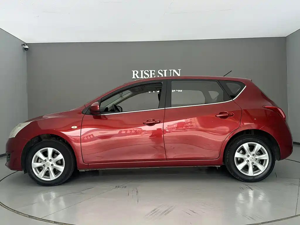 Nissan Tiida — миниатюра 5