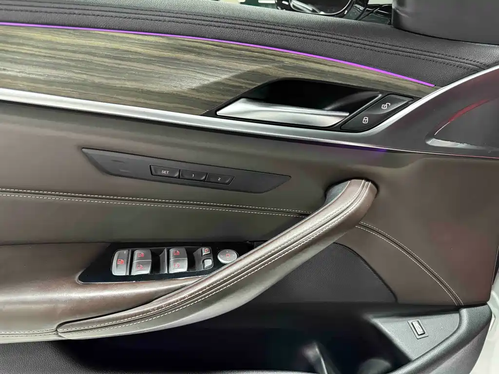 BMW 5 Series — миниатюра 9