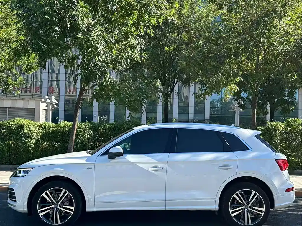 Audi Q5L — миниатюра 2