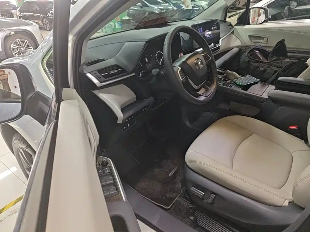 Toyota Sienna — миниатюра 16