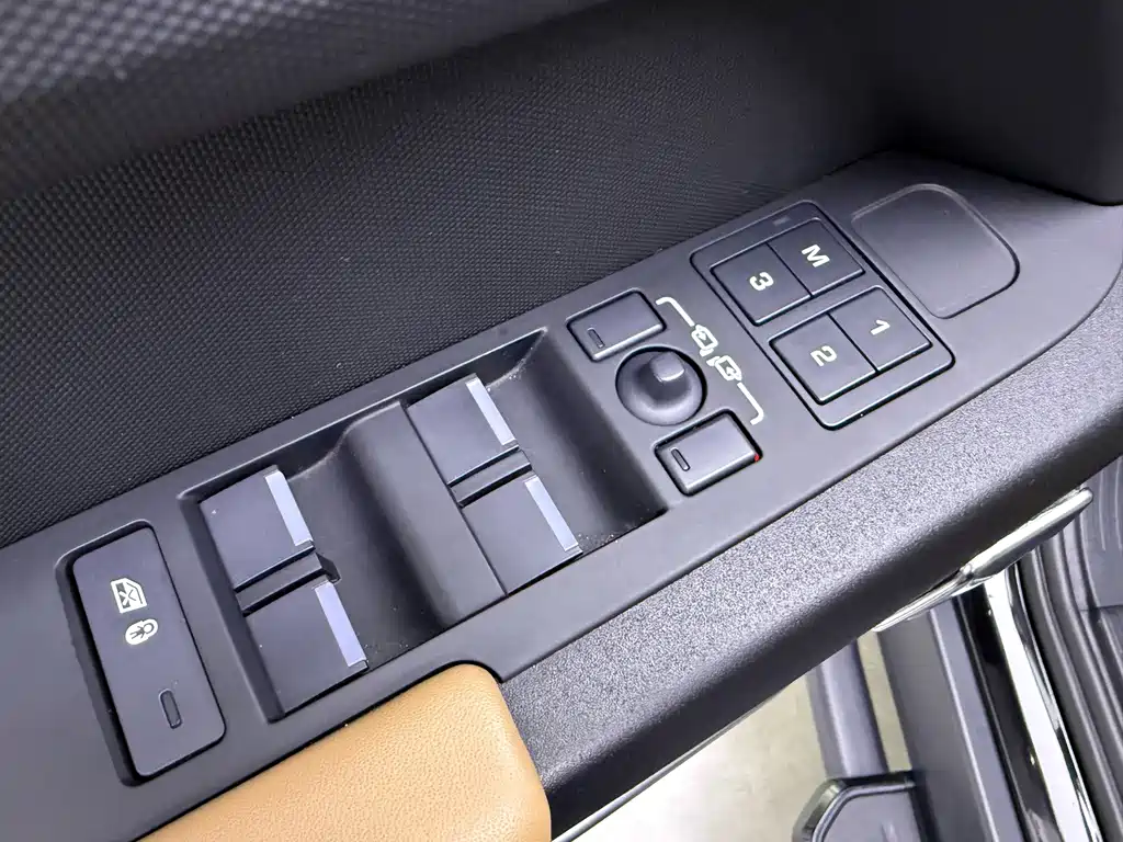 Land Rover Defender — миниатюра 18