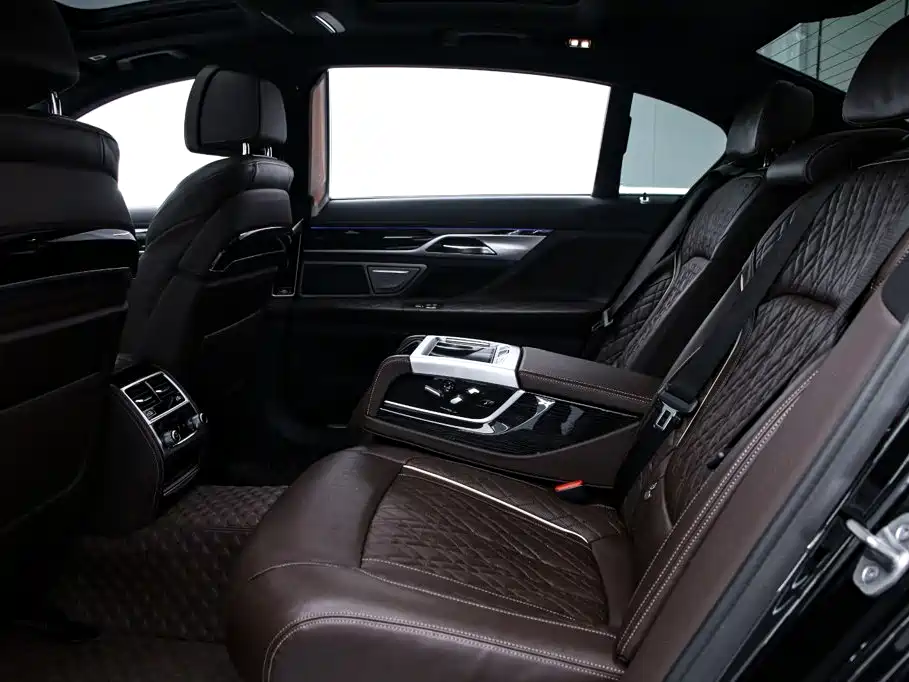 BMW 7 Series — миниатюра 17