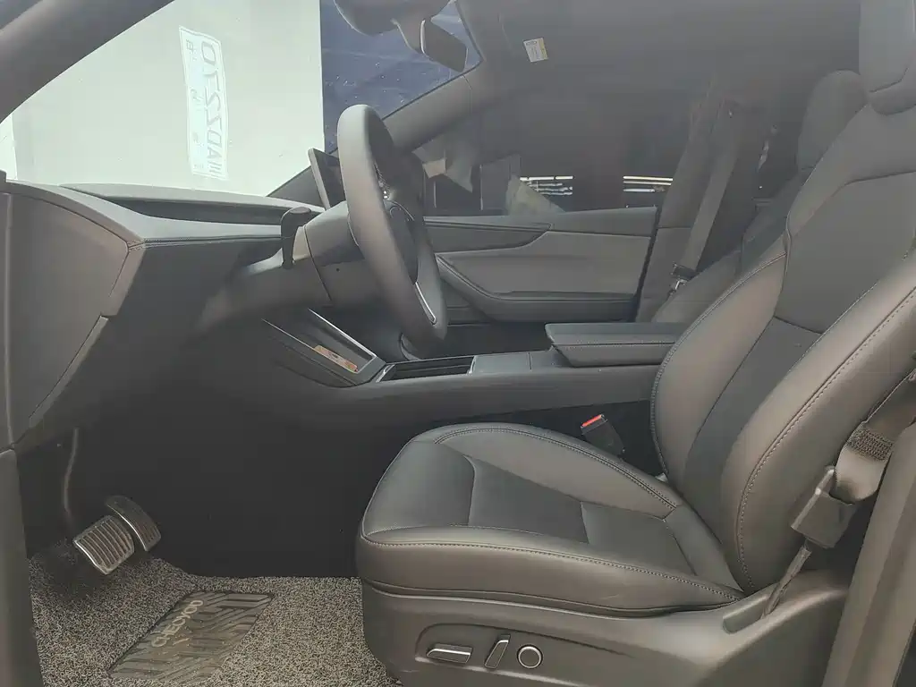 Tesla Model Y — миниатюра 7