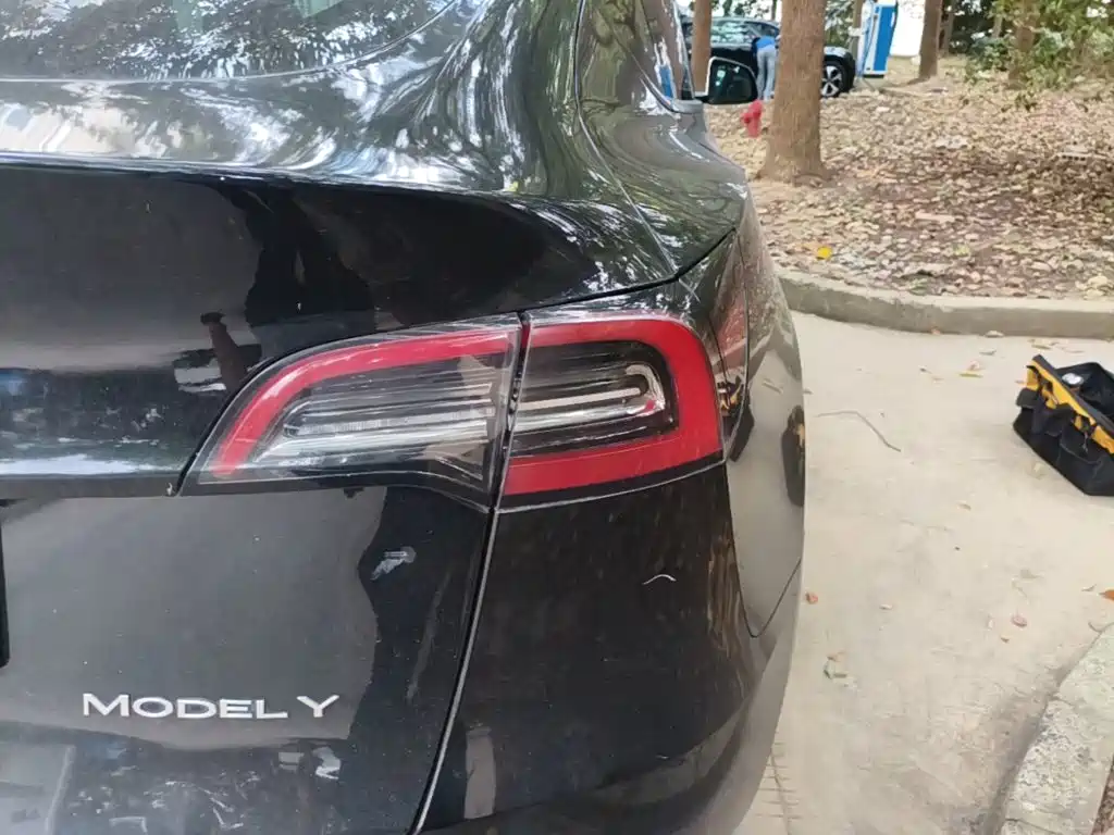 Tesla Model Y — миниатюра 8