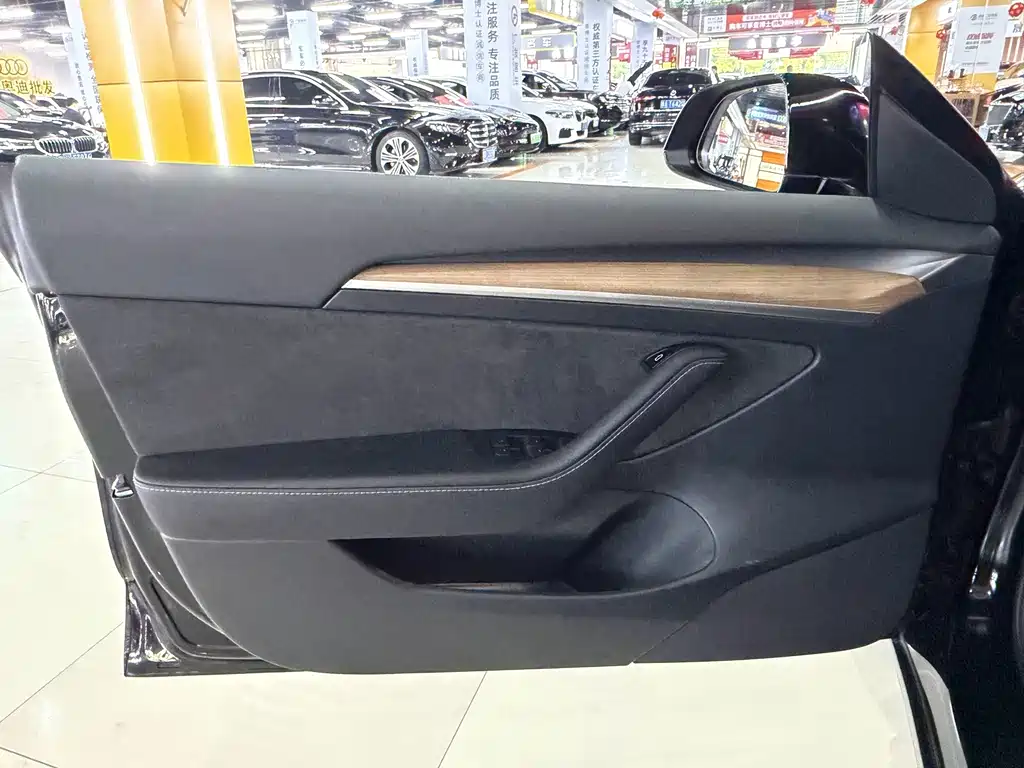 Tesla Model 3 — миниатюра 18