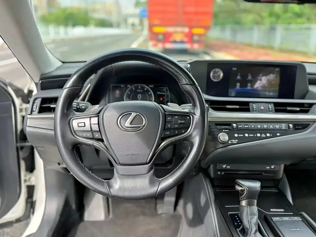 Lexus ES — миниатюра 9