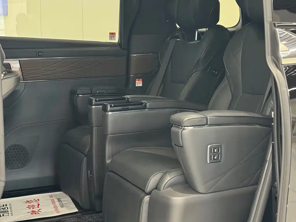 Toyota Vellfire — миниатюра 5