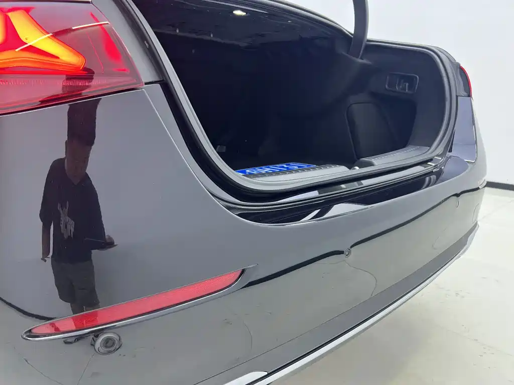Mercedes-Benz E-Class — миниатюра 5