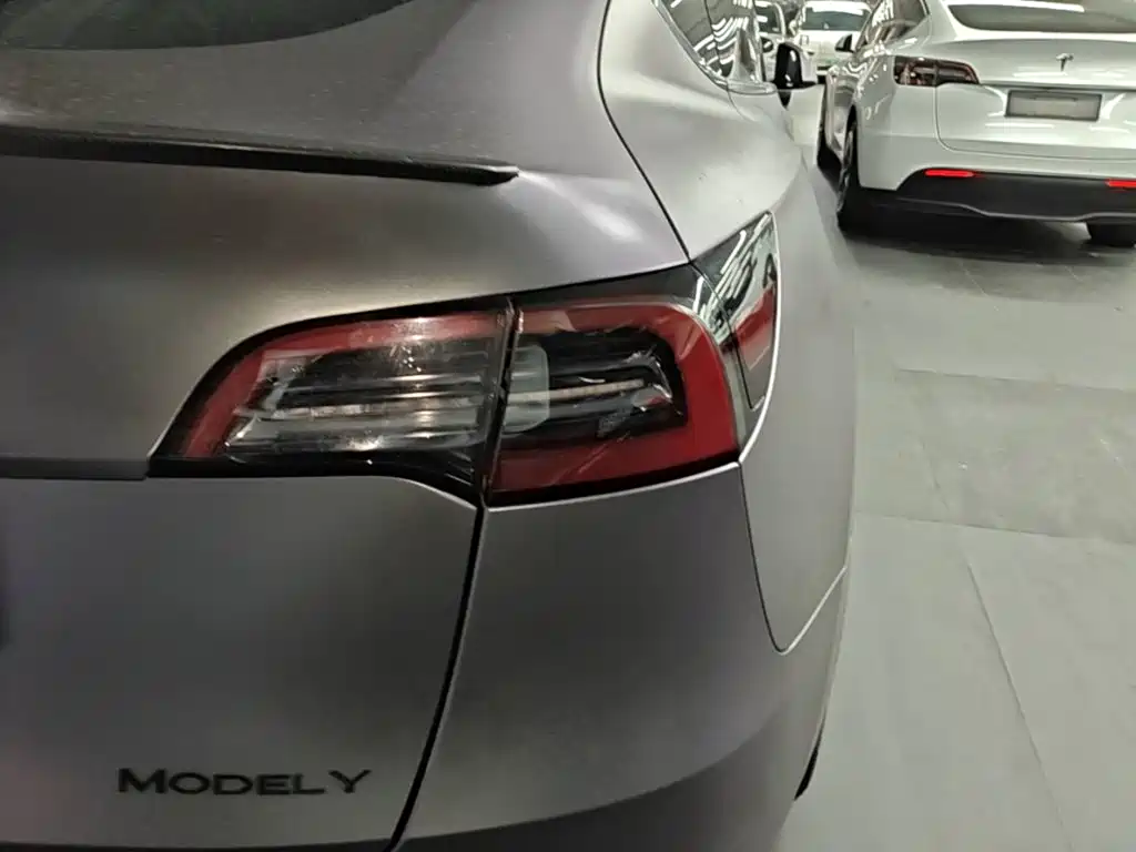 Tesla Model Y — миниатюра 8