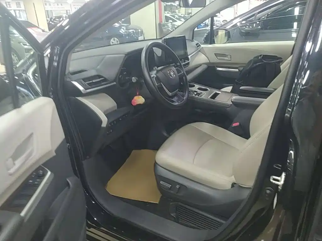 Toyota Sienna — миниатюра 15