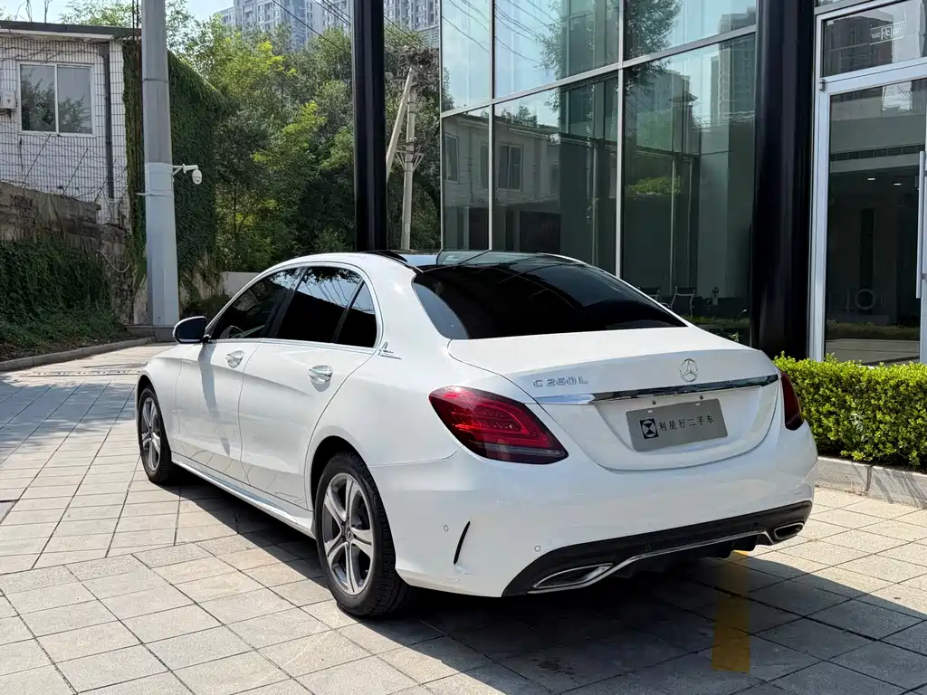 Mercedes-Benz C-Class — миниатюра 12