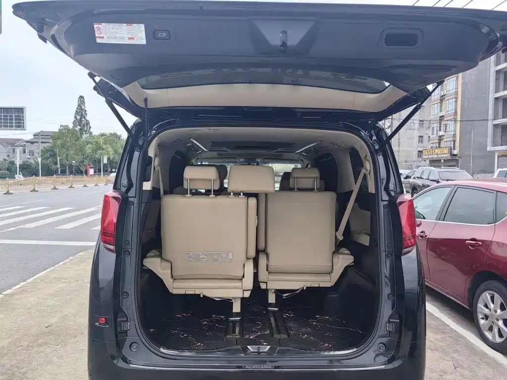 Toyota Alphard — миниатюра 11