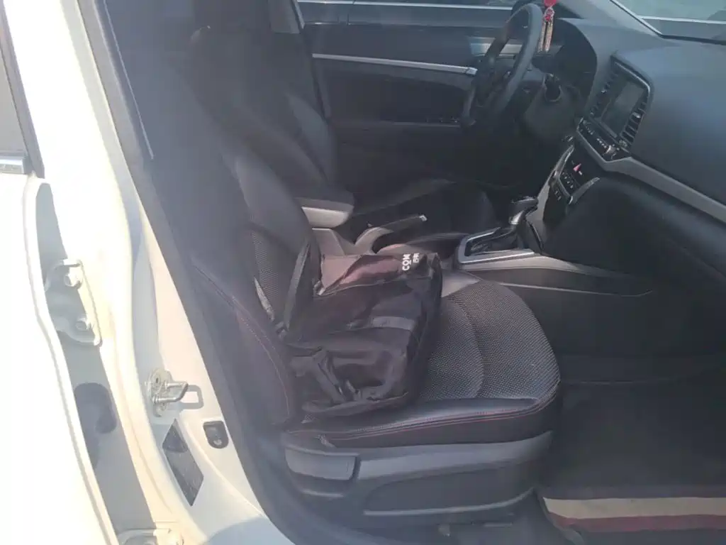 Hyundai Elantra — миниатюра 25