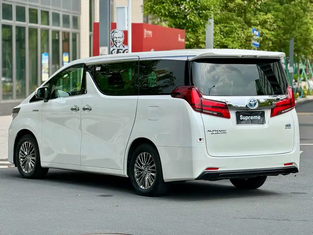 Toyota Alphard — миниатюра 9