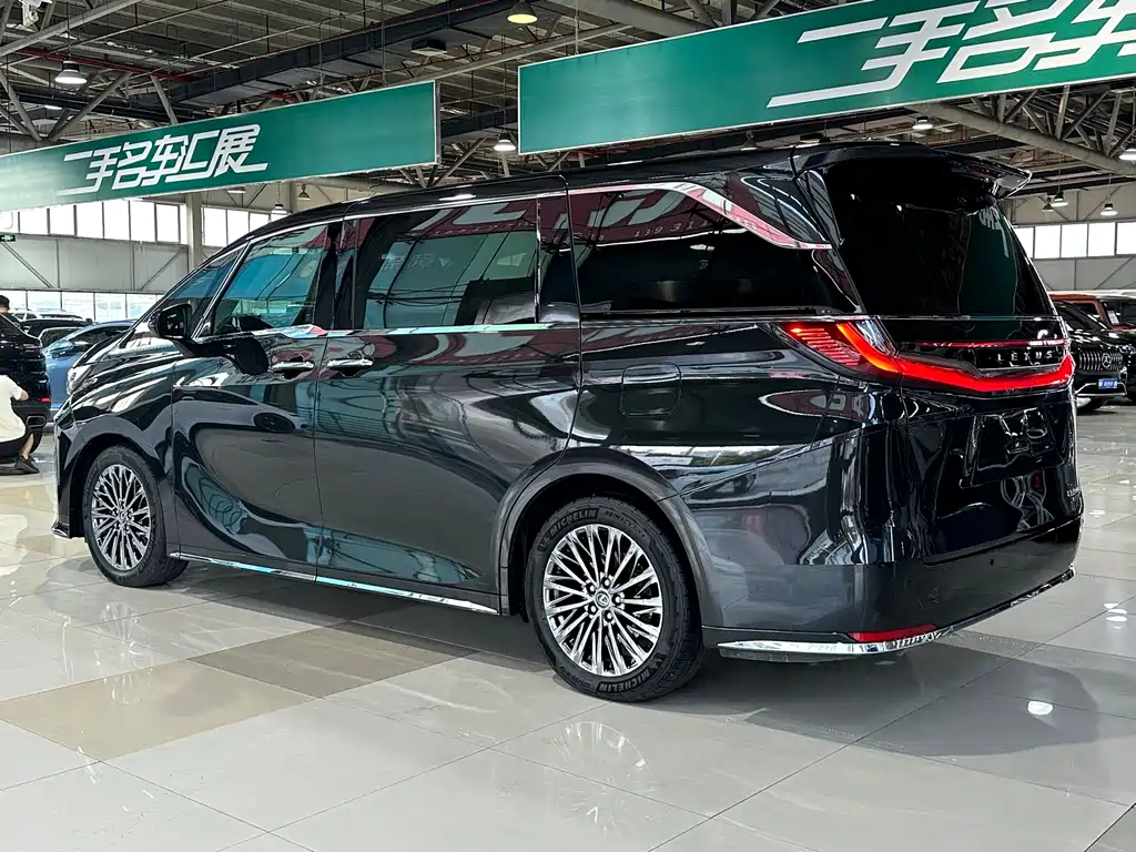 LEXUS  LM