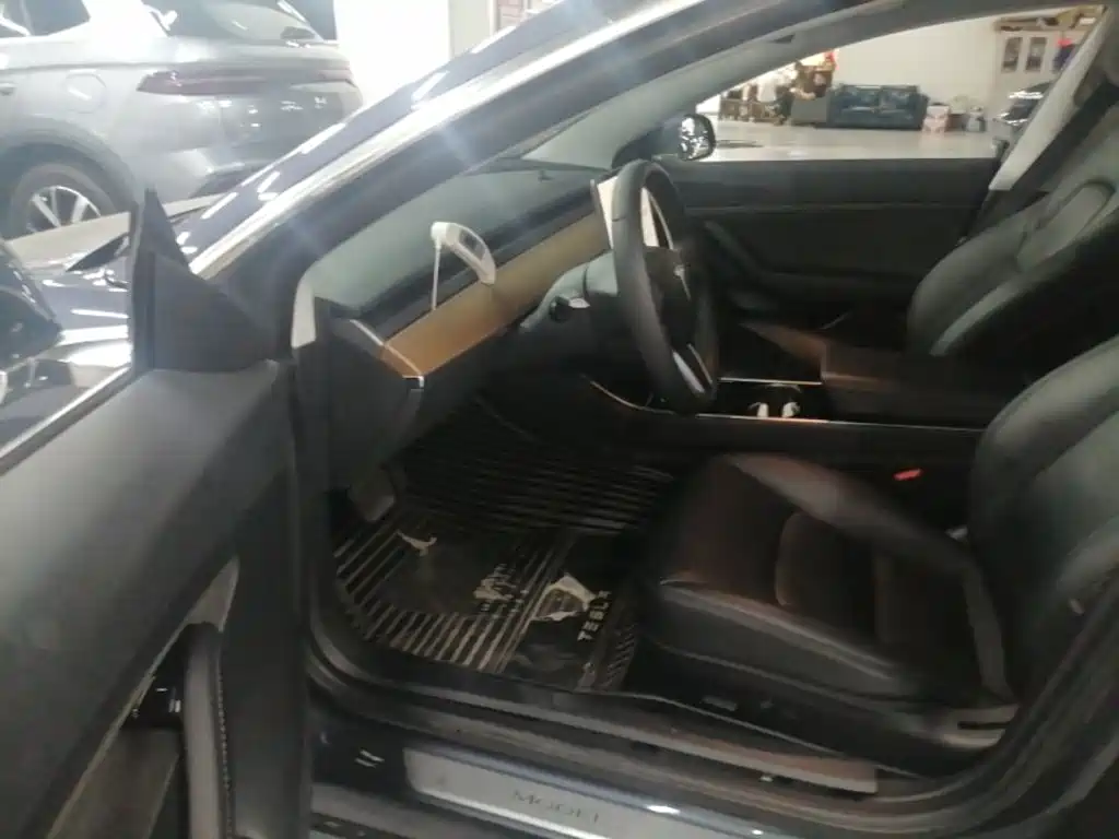 Tesla Model 3 — миниатюра 16