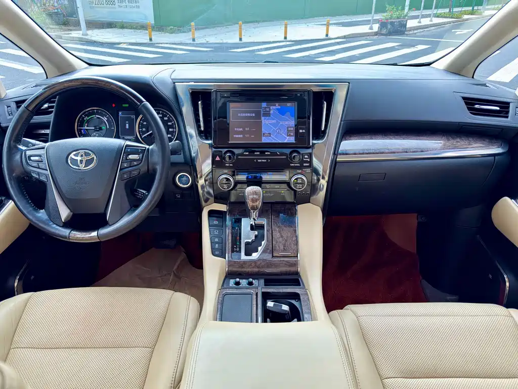 Toyota Alphard — миниатюра 7