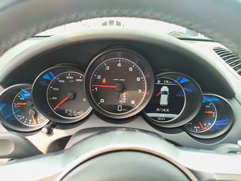 Porsche Cayenne — миниатюра 12
