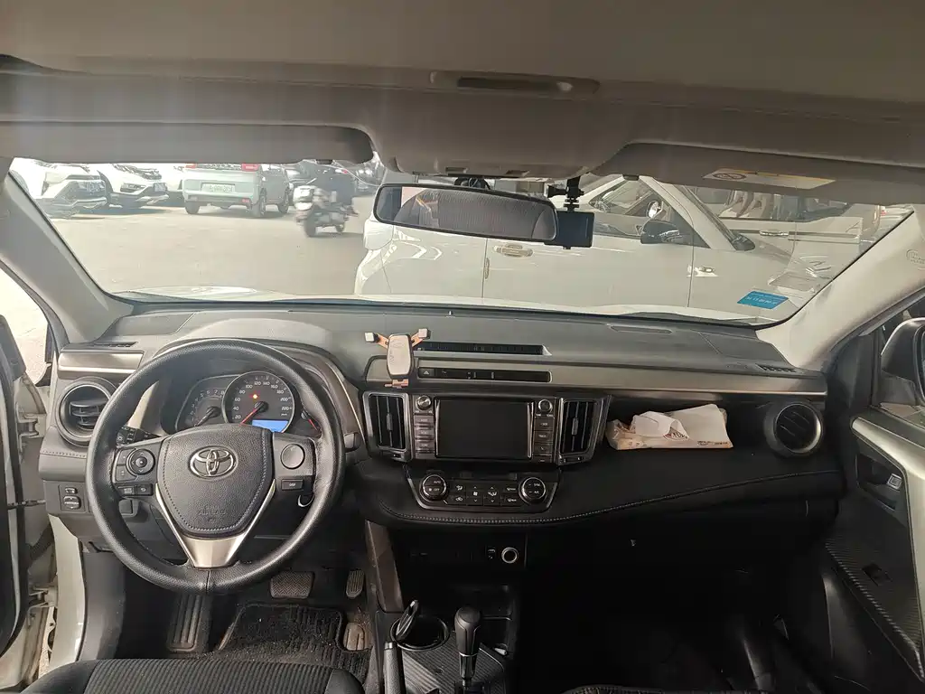 Toyota RAV4 — миниатюра 5