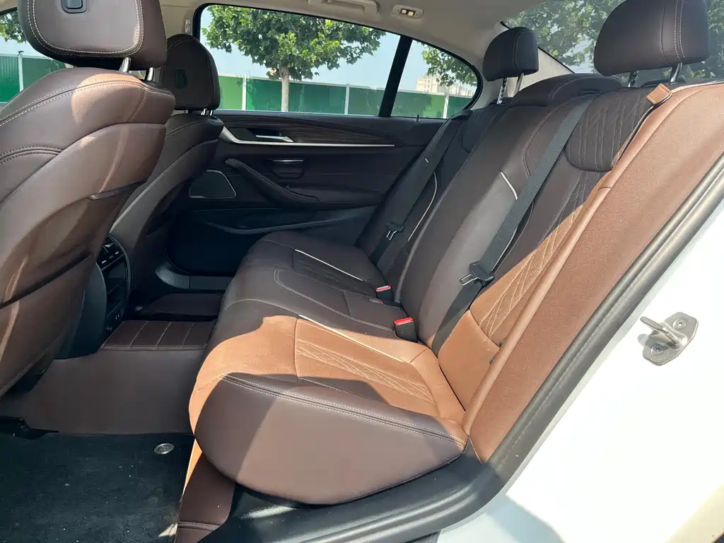 BMW 5 Series — миниатюра 7