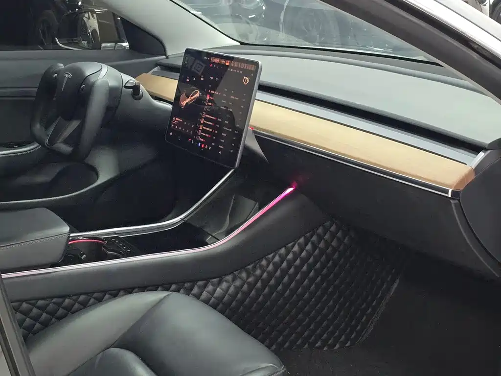 Tesla Model 3 — миниатюра 7