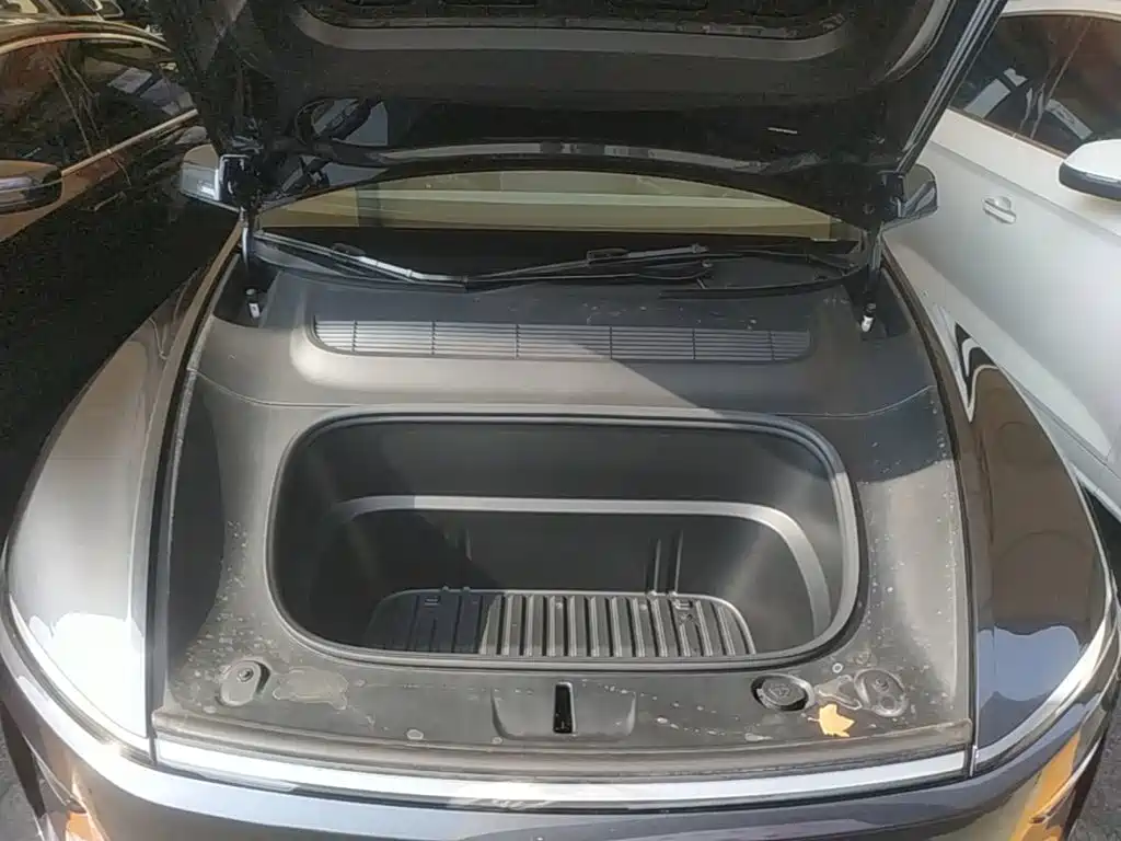 Tesla Model Y — миниатюра 20
