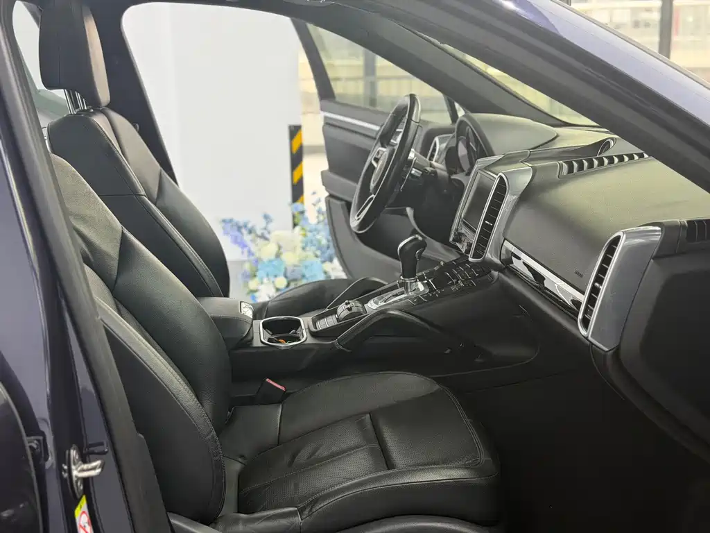 Porsche Cayenne — миниатюра 10