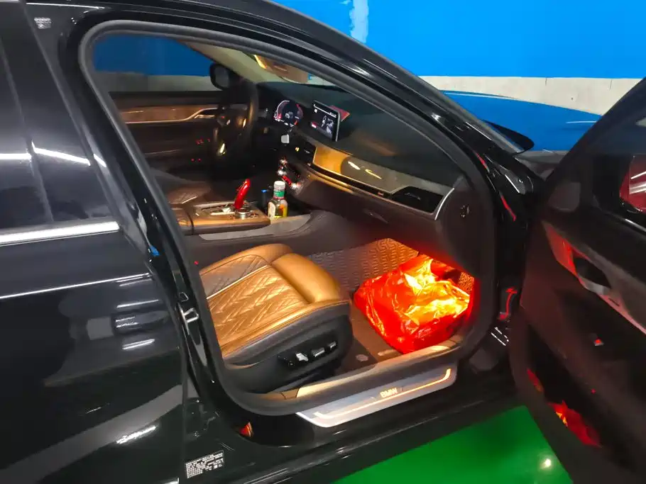 BMW 7 Series — миниатюра 8