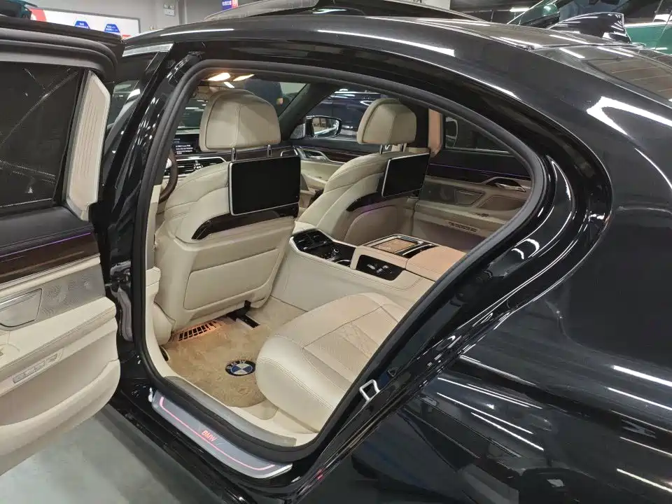 BMW 7 Series — миниатюра 7