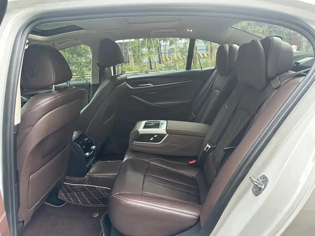 BMW 5 Series New Energy — миниатюра 7