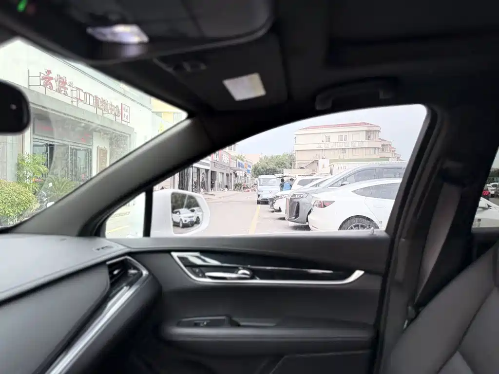 Cadillac XT5 — миниатюра 7