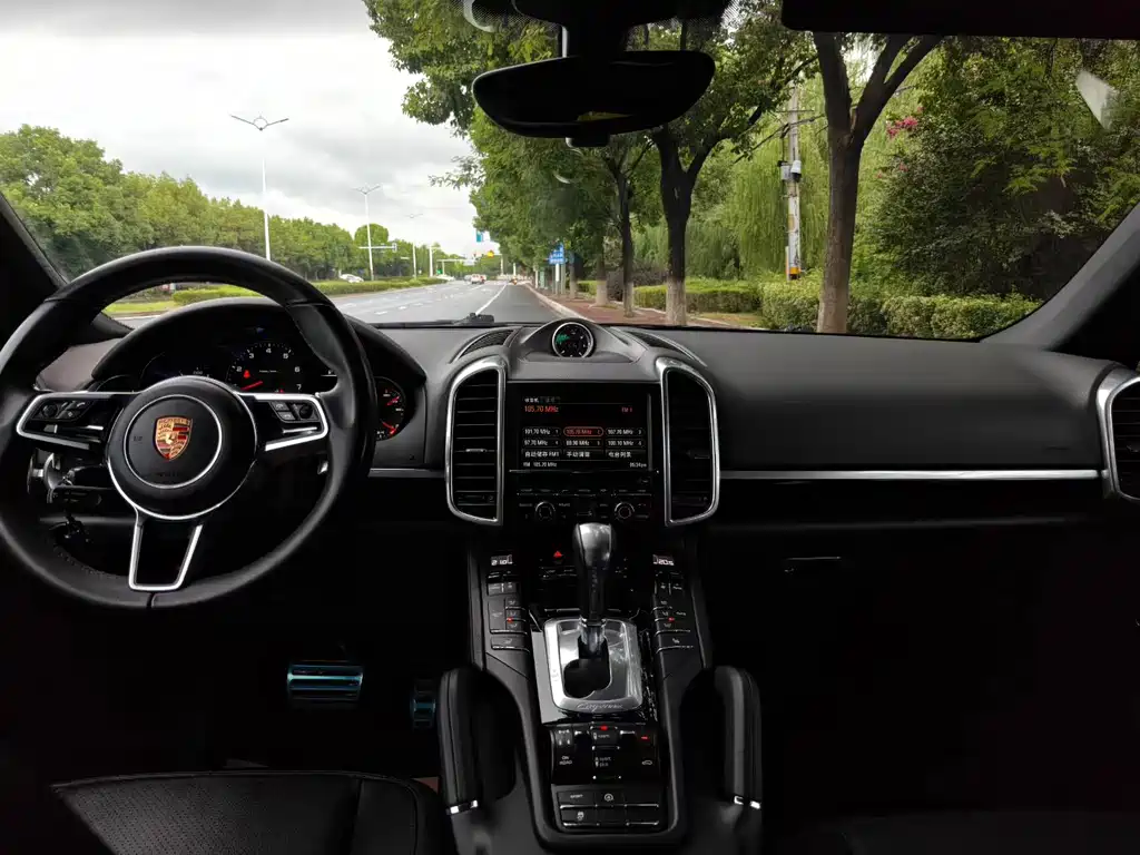 Porsche Cayenne — миниатюра 6