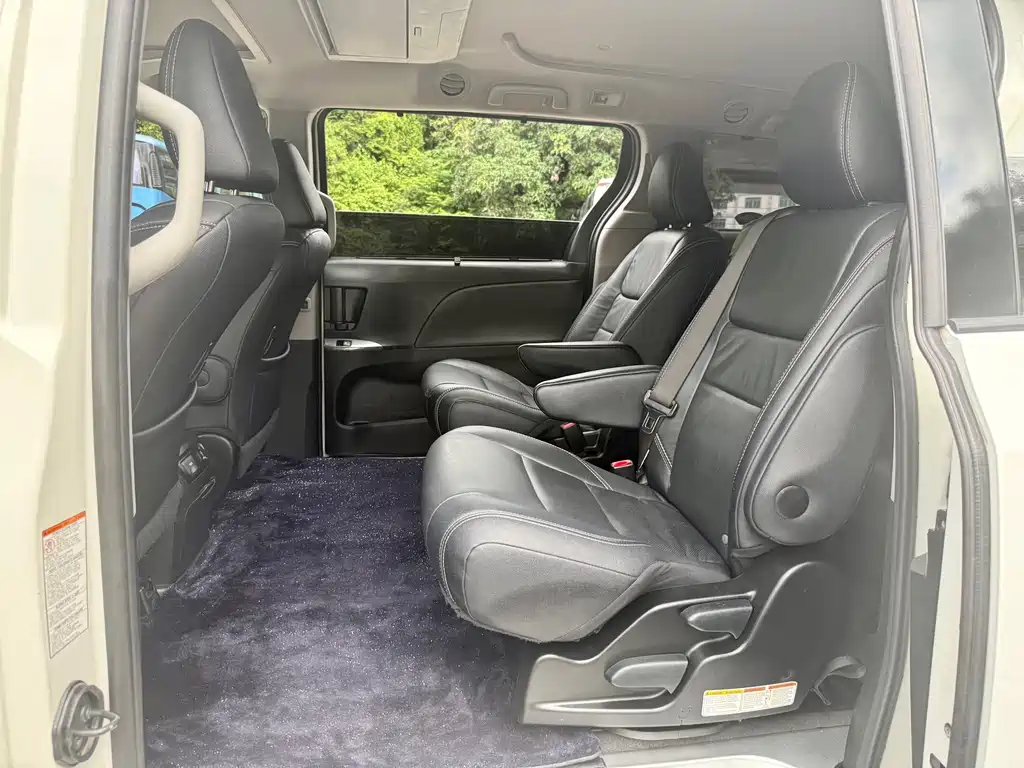 Toyota Sienna — миниатюра 8